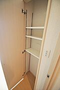 キッチン裏側には便利な収納スペース。高さ調節も可能です。