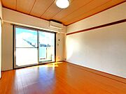 洋室6帖、照明器具は備え付けです。