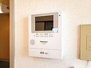 モニター付きインターホンで訪問者を確認できます。