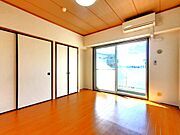 洋室6帖、照明器具は備え付けです。