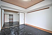 和室6帖、照明器具は備え付けです。