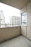 南向きのバルコニーは広く開放的です。