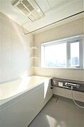 窓付きのお風呂です。追焚・浴室乾燥・暖房・２４時間換気機能付きです。