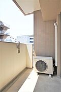 バルコニーは広く開放的です。