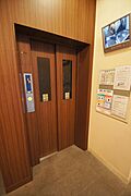 モニター付きのエレベーターです。