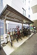 敷地内屋根付き駐輪場。