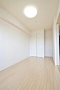 洋室6.1帖。照明器具は備え付けになります。