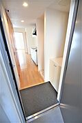 玄関から見たお部屋、ダウンライトで足元が明るくなっております。