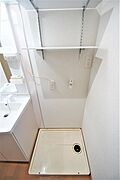 防水パンは備え付けです。上部にも収納があります。