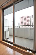 バルコニーは東向きです。