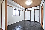 和室６帖。（実際のお部屋は中部屋のため出窓は付いておりません。）