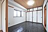 リビング/ダイニング：和室６帖。（実際のお部屋は中部屋のため出窓は付いておりません。）