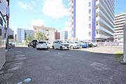 マンション北側に平置き駐車場があります。空き状況要確認