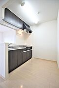 キッチンの後ろ側に冷蔵庫置き場があります。