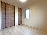 洋室5.3帖、照明器具は備え付けです。