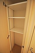 リビング入口横に高さ調整可能な収納があります。
