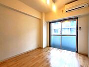 洋室6帖、照明器具は備え付けです。