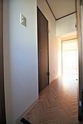 玄関には窓があるので、廊下も明るいですね。