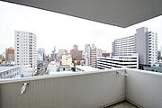 東向きの眺望、前面棟無しで日当たり良好です。