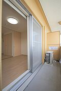 バルコニーは東向き。洗濯物をしっかり干せますね。
