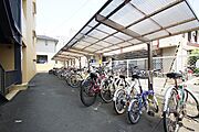 屋根付き駐輪場。