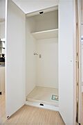 洗濯機置き場は扉付きでスッキリ収納できます。