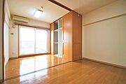 洋室10.5帖、照明器具は備え付けです。