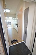 玄関右手にはシューズボックスがあります。