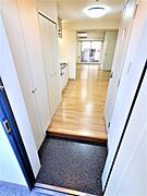 玄関から見たお部屋、ダウンライトがあり足元が明るくなっております。