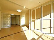 洋室は10.5帖。南向きです。