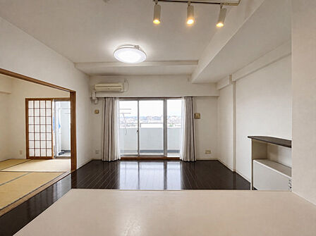 キッチンから見たLDK※画像の一部を家具消し加工しています