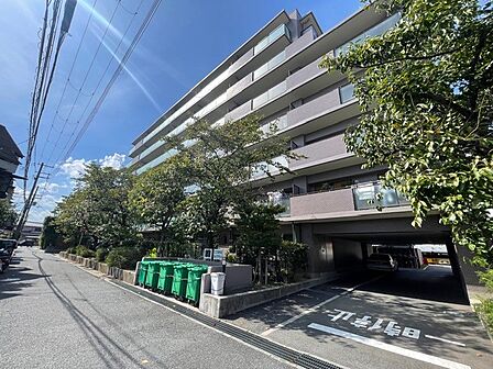 緑と調和する気品あるたたずまい。