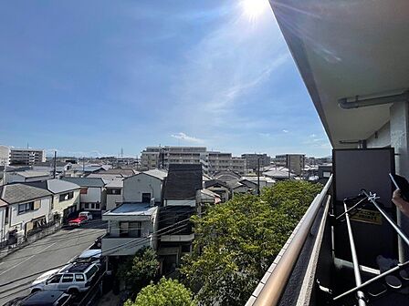 ベランダからの眺望です。明るく開放感があります。