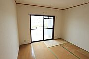 バルコニーに面した明るい和室。