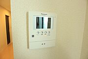 モニターホン付で来客の確認ができます。