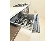 ビルドイン食洗器で毎日の家事をぐっと時短。スッキリ収まるデザインでキッチンも美しく保てます。忙しい日々にゆとりを生む、嬉しい設備です。家族時間も増えて、暮らしがもっと快適に整います。