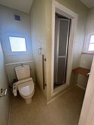 2階トイレとシャワー室