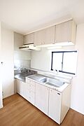 窓の明るいキッチン。換気もできます。