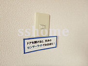 玄関はセンサーライトで点灯