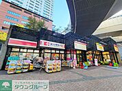 ココカラファイン 目黒大橋店 徒歩3分。 240m