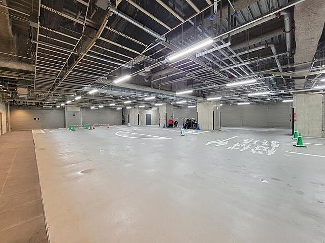 地下1F駐車場ホール