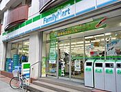 ファミリーマート新宿中央公園店 544m