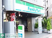 ファミリーマート 徒歩3分。コンビニ 220m