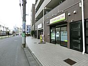 バス停が目の前で人通りも多いです♪