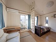 【洋室】2階には洋室が2部屋、和室が1部屋ございます。それぞれのライフスタイルに合わせて多様な使い方が可能です。