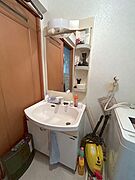 【洗面台】洗面台には鏡の横にも小物をしまっていただけます。下の収納と合わせてもたっぷりお使いいただけます。