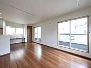 【リビング】17.7帖のリビングです。3面採光の設計になっておりますので光や風が入りやすく快適な住環境を実現します。