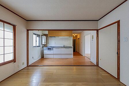 【リビング】箕面市コミュニティバス「如意谷3丁目」停から徒歩1分です。現地ご内覧ご希望のお客様は、お電話いただければスムーズにご案内させていただけます♪