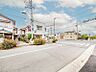 その他：【前面道路含む現地写真】南向きにつき陽当たり良好です。明るい光が室内に差し込む環境でお住まいいただけます。