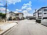 その他：【前面道路含む現地写真】充実の標準仕様は複数パターンのメーカーよりお選びいただけ、多くの選択枠を用意しております！理想の家創りをお楽み下さい！